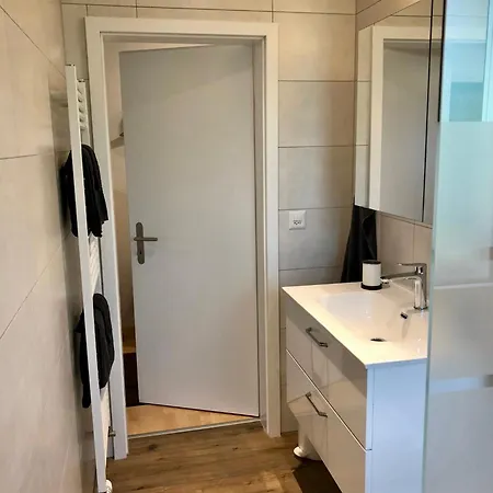 Lägenhet Grosse Ferienwohnung Mit Gartentiny, Naehe Thun Und Interlaken